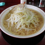 トンキーメン - ラーメン野菜少な目(750円、斜め上から)