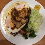 とんかつ八千代 - 目玉焼き2個、チャーシュー3枚