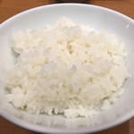 とんかつ八千代 - 白飯。半分くらいにしてもらいました。