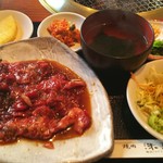 洙苑 - 焼肉定食(ロース・肉・ライス大盛り) 1480円、小サラダ・キムチ・ナムル・スープ・フルーツが付きます
