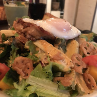 マディソン ニューヨーク キッチン - ニューヨークコブサラダ１２００円。サラダに、カボチャ、蓮根チップス、チキンステーキ、目玉焼きがトッピングされています。それぞれがそれぞれを引き立てて、とっても美味しくいただきました（╹◡╹）