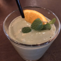 マディソン ニューヨーク キッチン - スムージー６００円。バナナ味がメインですが、ケールの苦味や生姜が効いています。