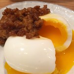 立ち呑みとうどん みのり - 肉みそ半熟たまご