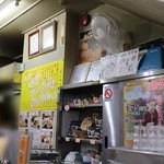 味の札幌 - メニューと店内風景