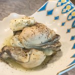 立ち呑みとうどん みのり - 牡蠣とゴルゴンゾーラのオイル漬け