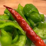 立ち呑みとうどん みのり - ピーマンの漬物