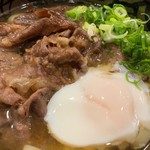 立ち呑みとうどん みのり - 和牛肉うどん＋温玉トッピング