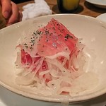 下北沢 肉バル Bon - タマネギと生ハムのマリネ