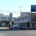 Kadono Meshiya Kaisen Shokudou - かどのめし屋 海鮮食堂が右に見える建物に入る東京都中央卸売市場 足立市場