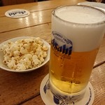 Beer Thirty - アサヒスーパードライ生ビール小ジョッキとサービスのポップコーン