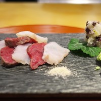 肉屋 雪月花 NAGOYA - 田村牧場の牛肉を昆布締め、合わせるのは昆布締めしたふぐ。千鳥酢とスダチの大根おろしを添えて。