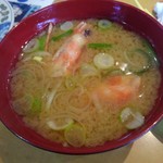 廻鮮寿司 塩釜港 - 海老の味噌汁150円、安い！