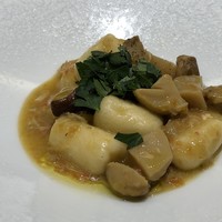 なかがわ - ズワイガニ、ボルチーニ茸、ニョッキ・・このニョッキ、美味しい。ニョッキは弾力のある品が殆どですが 口にれると溶ける柔らかさ。小麦粉を使用されていないそうですよ。 ズワイガニとボルチーニ茸のソースもいい味わい。