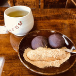 粟餅所・澤屋 - 店内で出来立てをいただきます！お。お。美味しすぎるぅ！