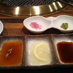 和牛 まつした - ●おまかせコース 8,500円(前菜・和牛ﾚｽﾃｰｷ・上塩ﾀﾝ・ﾈｷﾞ塩ﾀﾝｶﾙﾋﾞ・ｽﾃｰｷｶｯﾄ・焼しゃぶ・焼すき・ﾀﾚ焼・味噌焼比べ・和牛寿司)＋追加単品 ホルモン盛合せ 500円=9,000円 2019年01月