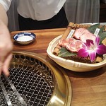 和牛 まつした - ●おまかせコース 8,500円(前菜・和牛ﾚｽﾃｰｷ・上塩ﾀﾝ・ﾈｷﾞ塩ﾀﾝｶﾙﾋﾞ・ｽﾃｰｷｶｯﾄ・焼しゃぶ・焼すき・ﾀﾚ焼・味噌焼比べ・和牛寿司)＋追加単品 ホルモン盛合せ 500円=9,000円 2019年01月