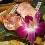 和牛 まつした - ●おまかせコース 8,500円(前菜・和牛ﾚｽﾃｰｷ・上塩ﾀﾝ・ﾈｷﾞ塩ﾀﾝｶﾙﾋﾞ・ｽﾃｰｷｶｯﾄ・焼しゃぶ・焼すき・ﾀﾚ焼・味噌焼比べ・和牛寿司)＋追加単品 ホルモン盛合せ 500円=9,000円 2019年01月