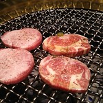 和牛 まつした - ●おまかせコース 8,500円(前菜・和牛ﾚｽﾃｰｷ・上塩ﾀﾝ・ﾈｷﾞ塩ﾀﾝｶﾙﾋﾞ・ｽﾃｰｷｶｯﾄ・焼しゃぶ・焼すき・ﾀﾚ焼・味噌焼比べ・和牛寿司)＋追加単品 ホルモン盛合せ 500円=9,000円 2019年01月