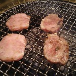 和牛 まつした - ●おまかせコース 8,500円(前菜・和牛ﾚｽﾃｰｷ・上塩ﾀﾝ・ﾈｷﾞ塩ﾀﾝｶﾙﾋﾞ・ｽﾃｰｷｶｯﾄ・焼しゃぶ・焼すき・ﾀﾚ焼・味噌焼比べ・和牛寿司)＋追加単品 ホルモン盛合せ 500円=9,000円 2019年01月