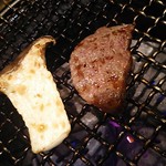 和牛 まつした - ●おまかせコース 8,500円(前菜・和牛ﾚｽﾃｰｷ・上塩ﾀﾝ・ﾈｷﾞ塩ﾀﾝｶﾙﾋﾞ・ｽﾃｰｷｶｯﾄ・焼しゃぶ・焼すき・ﾀﾚ焼・味噌焼比べ・和牛寿司)＋追加単品 ホルモン盛合せ 500円=9,000円 2019年01月