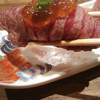 和牛 まつした 本通り店 - ●おまかせコース 8,500円(前菜・和牛ﾚｽﾃｰｷ・上塩ﾀﾝ・ﾈｷﾞ塩ﾀﾝｶﾙﾋﾞ・ｽﾃｰｷｶｯﾄ・焼しゃぶ・焼すき・ﾀﾚ焼・味噌焼比べ・和牛寿司)＋追加単品 ホルモン盛合せ 500円=9,000円 2019年01月
