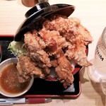 餃子酒場 さんくみ - 本気の唐揚丼 高尾山盛 700円