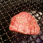 和牛 まつした - ●おまかせコース 8,500円(前菜・和牛ﾚｽﾃｰｷ・上塩ﾀﾝ・ﾈｷﾞ塩ﾀﾝｶﾙﾋﾞ・ｽﾃｰｷｶｯﾄ・焼しゃぶ・焼すき・ﾀﾚ焼・味噌焼比べ・和牛寿司)＋追加単品 ホルモン盛合せ 500円=9,000円 2019年01月