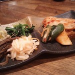 和牛 まつした - ●おまかせコース 8,500円(前菜・和牛ﾚｽﾃｰｷ・上塩ﾀﾝ・ﾈｷﾞ塩ﾀﾝｶﾙﾋﾞ・ｽﾃｰｷｶｯﾄ・焼しゃぶ・焼すき・ﾀﾚ焼・味噌焼比べ・和牛寿司)＋追加単品 ホルモン盛合せ 500円=9,000円 2019年01月