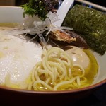 雨は、やさしく NO,2 - 麺のアップです。