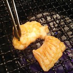 和牛 まつした - ●おまかせコース 8,500円(前菜・和牛ﾚｽﾃｰｷ・上塩ﾀﾝ・ﾈｷﾞ塩ﾀﾝｶﾙﾋﾞ・ｽﾃｰｷｶｯﾄ・焼しゃぶ・焼すき・ﾀﾚ焼・味噌焼比べ・和牛寿司)＋追加単品 ホルモン盛合せ 500円=9,000円 2019年01月