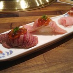 和牛 まつした - ●おまかせコース 8,500円(前菜・和牛ﾚｽﾃｰｷ・上塩ﾀﾝ・ﾈｷﾞ塩ﾀﾝｶﾙﾋﾞ・ｽﾃｰｷｶｯﾄ・焼しゃぶ・焼すき・ﾀﾚ焼・味噌焼比べ・和牛寿司)＋追加単品 ホルモン盛合せ 500円=9,000円 2019年01月