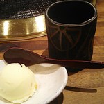 和牛 まつした - ●おまかせコース 8,500円(前菜・和牛ﾚｽﾃｰｷ・上塩ﾀﾝ・ﾈｷﾞ塩ﾀﾝｶﾙﾋﾞ・ｽﾃｰｷｶｯﾄ・焼しゃぶ・焼すき・ﾀﾚ焼・味噌焼比べ・和牛寿司)＋追加単品 ホルモン盛合せ 500円=9,000円 2019年01月