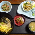 Shinsuruga - これがてっさ丼膳です。1,000円という安さが信じられない内容です。