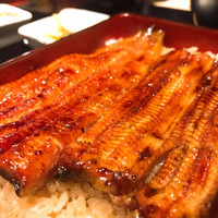 うなぎ 目白ぞろ芽 - 共水鰻と普通の鰻のハーフ&ハーフ。タレが強くて鰻の味は良く分からなかった。ご飯は普通盛りでかなりの量です。