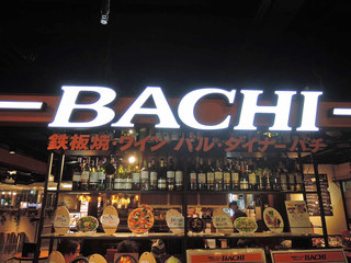 Bachi - こちらのお店は、
                        外の通路とは完全に壁で仕切られてなくて、
                        オープンカフェのようなおしゃれなバルだよ。