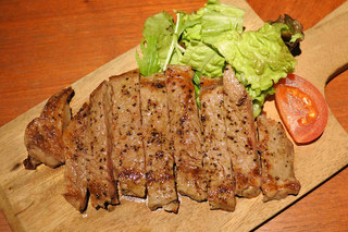 Bachi - ブラックアンガス種サーロインステーキ1490円。
                        大きなお肉～