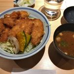 築地鳥たけ - 鶏かつ丼 お味噌汁，香の物付