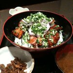 まぐろ丼　加一 - マグロとブリのテリヤキ丼（汁・煮物・漬物付き）：1260円