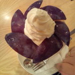 フルーツパーラーゴトー - 季節のプラムパフェ　こんなに甘いプラムはこちらで初めてでした。