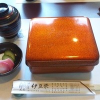 鰻割烹 伊豆栄 不忍亭 - うな重（梅）開封前