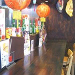 九分酒坊 - カウンター席の一部…
提灯の間には天灯の飾りが飾られています☆