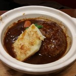 Kuroushisebun - 黒牛特製煮込みハンバーグ。四角いのはマッシュポテト。ひと手間が掛かっています。