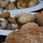 ナチュラーレ - 国産小麦やオーガニック小麦などを使ったパンはテイクアウトも可能。３０種類ぐらいのレパートリー