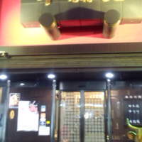 東京焼肉 平城苑 浅草総本店 - 外に金の牛親子います