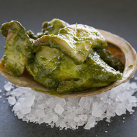 活き鮑のヴァポーレ 香草ガーリックバターソース