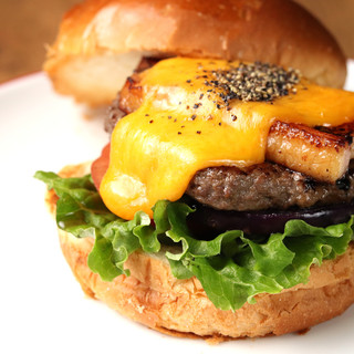 一口で心ほどける。大人の味わいを極めたグルメバーガー。
