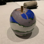 FARO - テーブルに置かれた林檎の置物