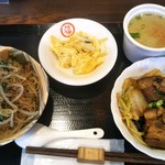 九分酒坊 - 左:ビーフン
中:玉子の炒物？
右:コンロー(台湾風角煮)
右上:スープ