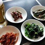 韓の食卓 - ランチにつく小皿
