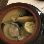 梅の花 - 蛤の土瓶蒸し。蛤、たけのこ、湯葉揚げ入り。